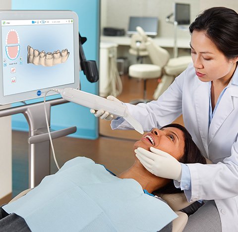 doctor scanning patients teeth using iTero