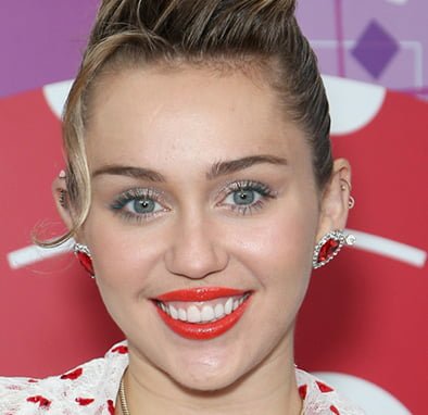 Miley Cyrus after veneer treatment